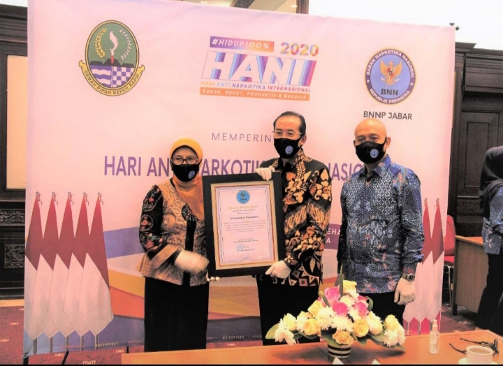 Unpas Chancellor Receives Award from Badan Narkotika Nasional (BNN)