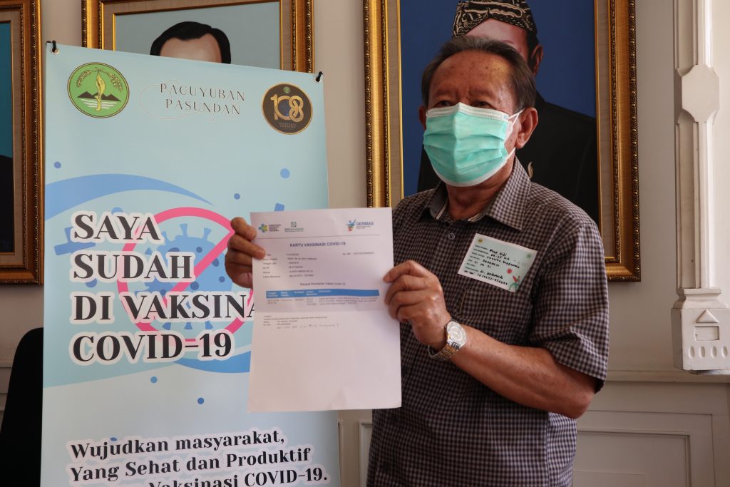 Elderly in the PB Paguyuban Pasundan environment were injected with the Covid-19 vaccine