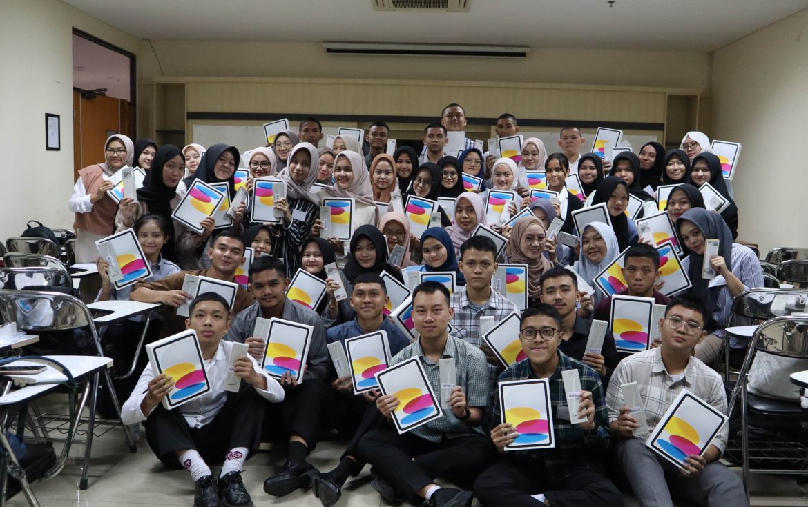 Mudahkan Pembelajaran, FK UNPAS Berikan Mahasiswa Baru Komputer Tablet